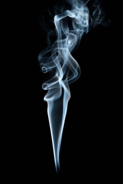 Siyah arka planda beyaz duman.