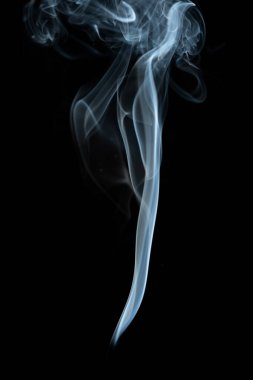 Siyah arka planda beyaz duman.