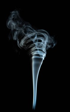 Siyah arka planda beyaz duman.