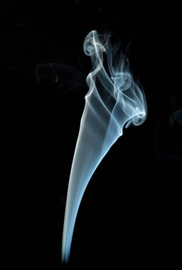 Siyah arka planda beyaz duman.