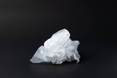 Beyaz kağıt, siyah izole edilmiş arka plan. Siyah arkaplan dokusu üzerine buruşmuş doku kağıdı.