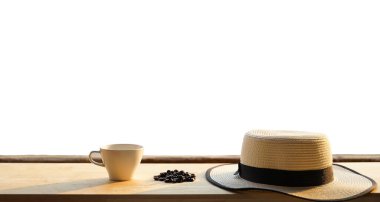 Beyaz kahve fincanı ve kahve fincanı izole edilmiş beyaz arka planda.