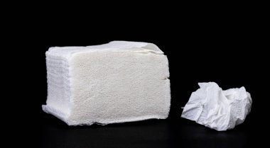 Buruşmuş kağıt, siyah arkaplan dokusunda izole edilmiş.