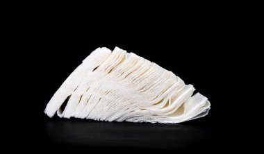 Buruşmuş kağıt, siyah arkaplan dokusunda izole edilmiş.