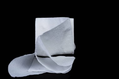 Buruşmuş kağıt, siyah arkaplan dokusunda izole edilmiş.