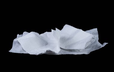 Buruşmuş kağıt, siyah arkaplan dokusunda izole edilmiş.