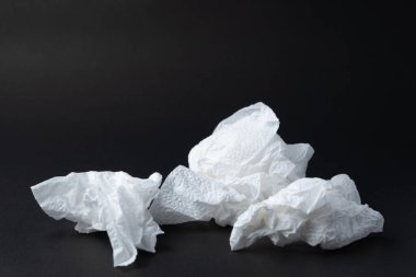 Beyaz kağıt, siyah izole edilmiş arka plan. Siyah arkaplan dokusu üzerine buruşmuş doku kağıdı.