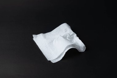 Beyaz kağıt, siyah izole edilmiş arka plan. Siyah arkaplan dokusu üzerine buruşmuş doku kağıdı.