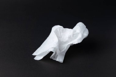 Beyaz kağıt, siyah izole edilmiş arka plan. Siyah arkaplan dokusu üzerine buruşmuş doku kağıdı.