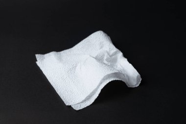 Beyaz kağıt, siyah izole edilmiş arka plan. Siyah arkaplan dokusu üzerine buruşmuş doku kağıdı.