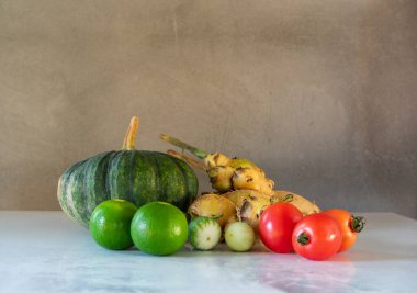 Sebzeler, baharatlar, otlar ve yeşil malzemeler. Siyah taş masa manzaralı yiyecek arka planı için..
