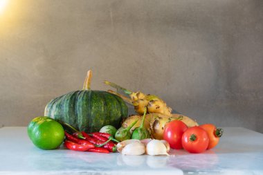 Sebzeler, baharatlar, otlar ve yeşil malzemeler. Siyah taş masa manzaralı yiyecek arka planı için..