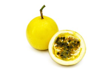 Maracuya, Passion Fruit 'a karşı. Orijinal yiyecek beyaz arka planda geniş kitleler halinde tüketiliyor.