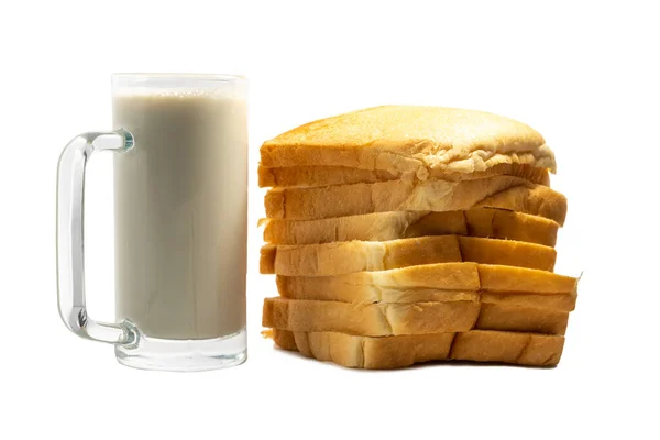Chleb Krojony Mlekiem Przezroczystym Szkle Białym Tle — Zdjęcie stockowe