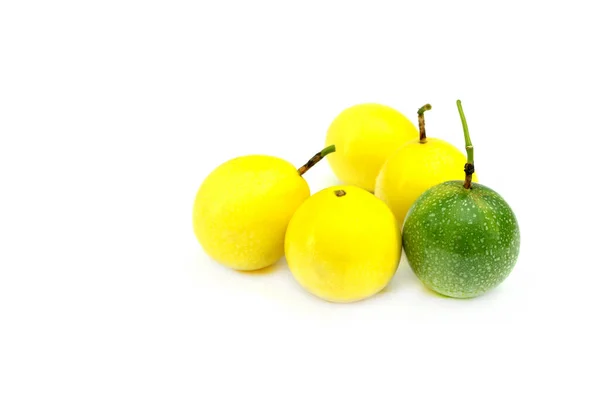 Groep Gele Groene Passie Fruit Geïsoleerd Witte Achtergrond — Stockfoto