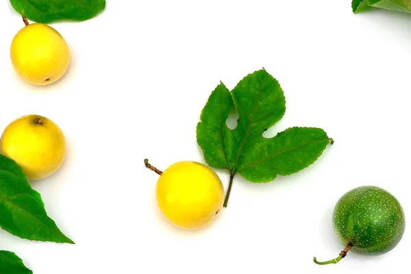 Vista Superior Hojas Verdes Fruta Pasión Aisladas Sobre Fondo Blanco — Foto de Stock