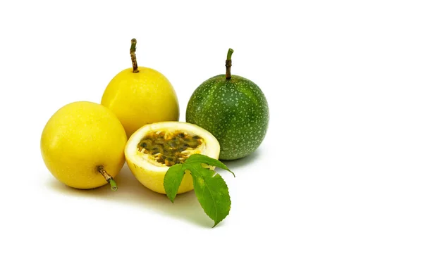 Maracuya Marakuja Owoce Oryginalne Jedzenie Szeroko Spożywane Białym Tle — Zdjęcie stockowe