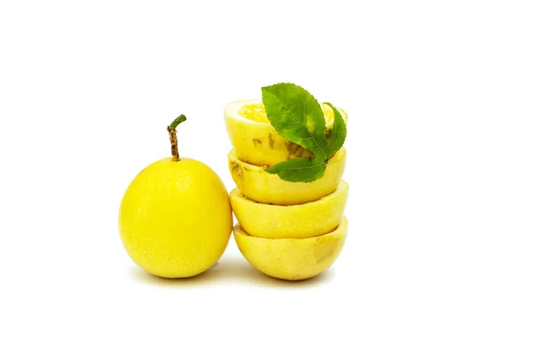 Maracuya Passion Fruit Oorspronkelijk Voedsel Grofweg Geconsumeerd Geïsoleerd Witte Achtergrond — Stockfoto