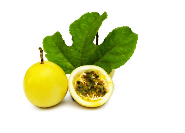 Maracuya Passionsfrucht Originalnahrung Weitgehend Isoliert Auf Weißem Hintergrund Konsumiert — Stockfoto
