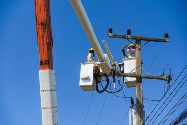 Elektrikçilerin bakımı hidrolik kovada yüksek voltajlı elektrikle yapılır