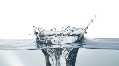 Su damlasının dokusu beyaz arkaplanda izole.