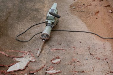 Çatlak beton zeminde havan sondajı makinesi.