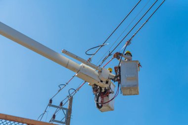 Elektrikçilerin bakımı hidrolik kovada yüksek voltajlı elektrikle yapılır