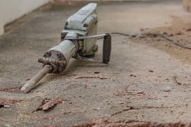 Çatlak beton zeminde havan sondajı makinesi.