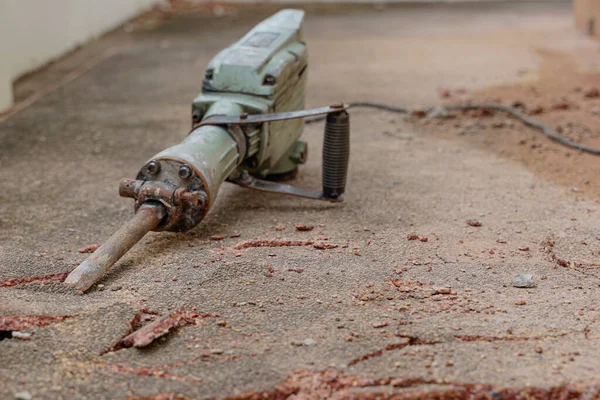 コンクリート床にモルタル掘削機 — ストック写真