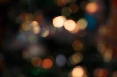 Bokeh arka plan. Renkli. Defocused. Bulanık soyut parlak ışıklar. Tatil zamanı. Akşam