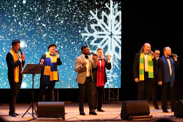 Kiev, Ukrayna - 16 Ocak 2019. Ukraynalı caz ve halk acapella şarkıcılar Mansound grup. Altılısı. Kiev devlet Filarmoni salonu içinde Noel konseri. Olay fotoğraf. Yalnızca içerik kullanımı