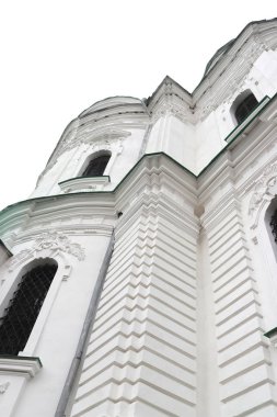 Beyaz bir tarihi beyaz binanın mimari elemanlar arka plan gökyüzü. Ukrayna Kozelets şehrin eski kilisede. Tarihi yerleri fotoğraf için seyahat