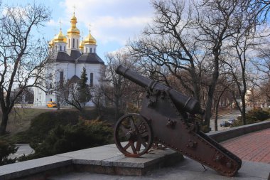 Chernigov eski Ukraynalı şehir tarihi merkezi. Sur üzerinde eski top. Altın kubbe ile güzel beyaz kilise. Tarihi yerleri fotoğraf için seyahat
