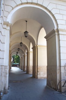 Güzel taş sütun ve antika fenerler. XiX yüzyılın Avrupa mimarisinin unsuru. Avrupa'ya seyahat edin. Seyahat Ukrayna