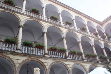 Venedik tarzında sütun terasları. Mimarlık. Tarihi bir bina. Avrupa gezisi. Mimari elementler tekrarlanıyor