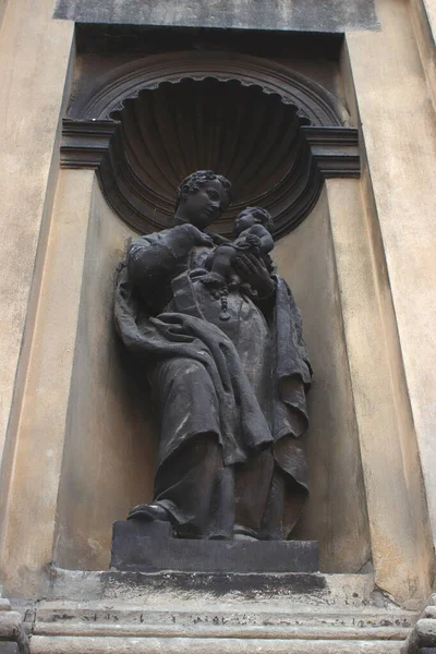 Meryem Ana 'nın İsa' nın çocuğuyla birlikte bir kilise binasının penceresinde duran heykeli. Mimarlık. Tarihi anıt