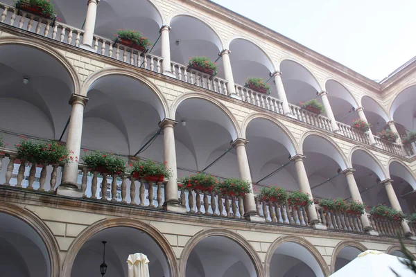 Venedik tarzında sütun terasları. Mimarlık. Tarihi bir bina. Avrupa gezisi. Mimari elementler tekrarlanıyor