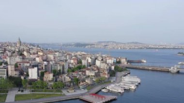 Hava manzaralı Galata Kulesi ve Altın Boynuz. Türkiye 'de 4K Görüntüsü