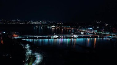 Hava gece görüşü Galata Köprüsü ve Golden Horn. Türkiye 'de 4K Görüntüsü