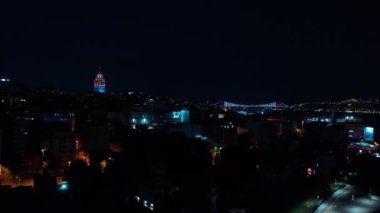 Hava manzaralı Galata Kulesi ve İstanbul Boğazı Köprüsü. Türkiye 'de 4K Görüntüsü
