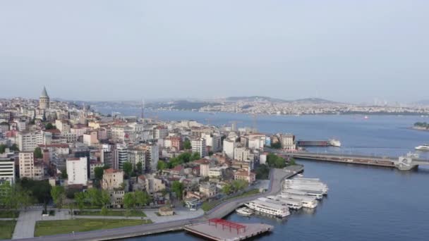 Pemandangan udara Menara Galata dan Tanduk Emas. 4K Footage di Turki — Stok Video