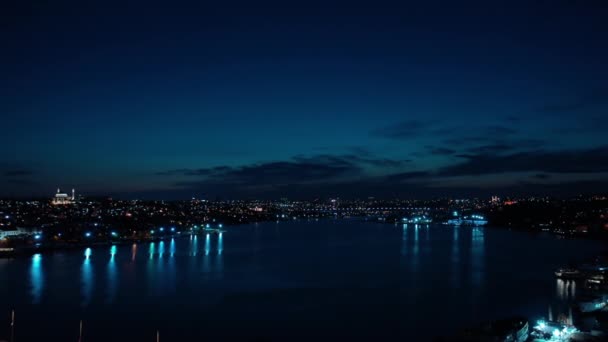 มุมมองกลางคืนทางอากาศของโกลเด้นฮอร์นและ Balat Lanscape 4K วิดีโอในตุรกี — วีดีโอสต็อก