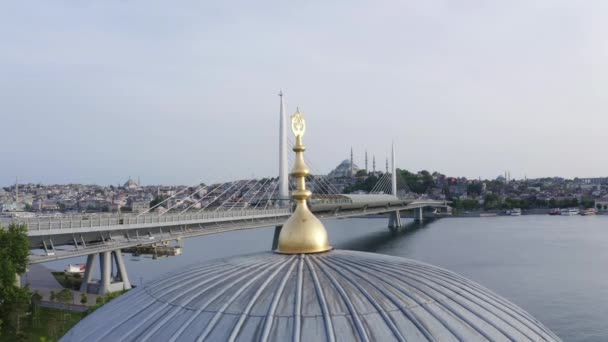 Vista aérea de Golden Horn Metro Bridge e Mosque.4K Filmagem na Turquia — Vídeo de Stock