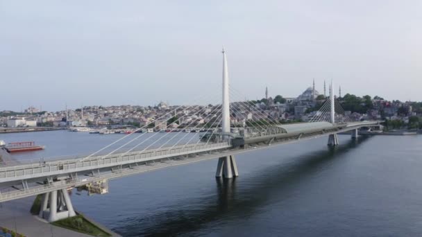Vista aérea de Golden Horn Metro Bridge e Mosque.4K Filmagem na Turquia — Vídeo de Stock