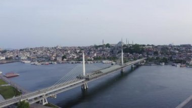 Türkiye 'deki Golden Horn Metro Köprüsü ve Mosque4K Görüntülerinin hava görüntüsü