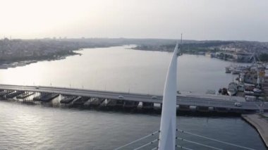 Türkiye 'deki Unkapani Köprüsü ve Altın Boynuz 4K görüntüsü