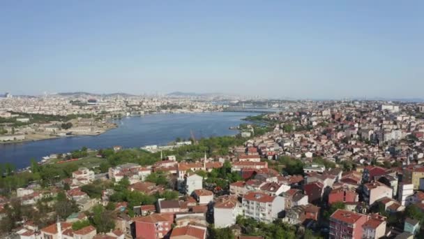 Vista aérea del Cuerno de Oro y el Paisaje Balat. Filmación 4K en Turquía — Vídeo de stock