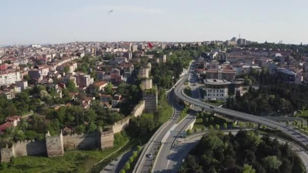 Vista aérea nocturna del muro del castillo otomano y la autopista vacía. Filmación 4K en Turquía — Vídeo de stock