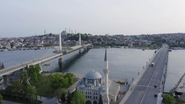 Unkapani橋と黄金の角の風景の空中写真。トルコの4K映像 — ストック動画