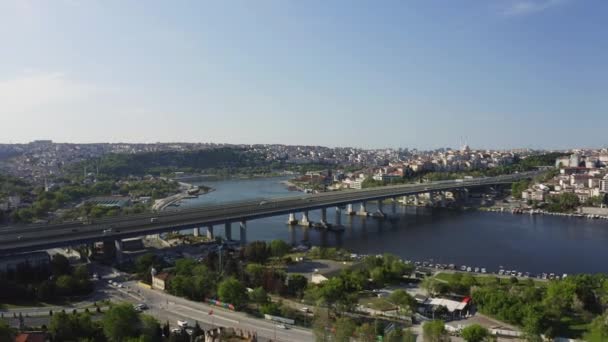 Vista aérea del Puente Unkapani y Golden Horn Lanscape.4K Filmación en Turquía — Vídeo de stock